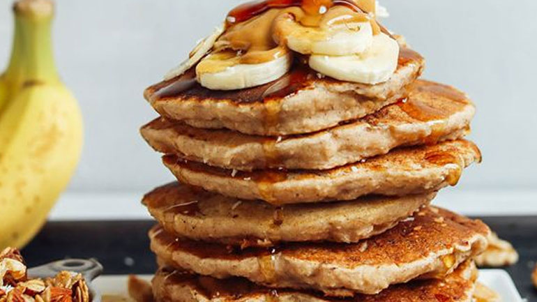 Pancakes με βρώμη, μπανάνα και ταχίνι για να ξεκινήσεις γλυκά την ημέρα σου!