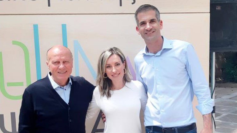 Η Πόπη Δομάζου θέτει εαυτόν στην υπηρεσία του Δήμου Αθηναίων με τον Κώστα Μπακογιάννη