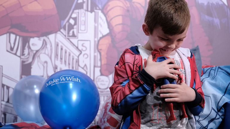 Η «Ομάδα Προσφοράς ΟΠΑΠ» παρέδωσε στον Ερνάντ τους αγαπημένους του σούπερ ήρωες