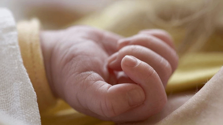 Βρέφος τραυματίστηκε στο χέρι από κλείσιμο πόρτας πλοίου