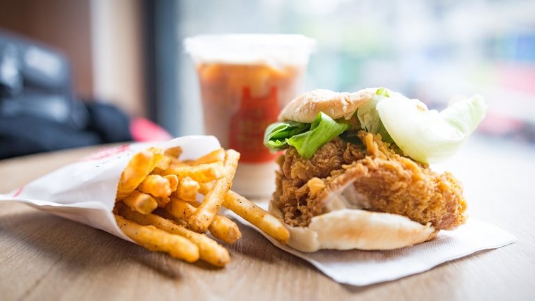 Τι συμβαίνει όταν τρώμε επεξεργασμένα τρόφιμα για δύο εβδομάδες