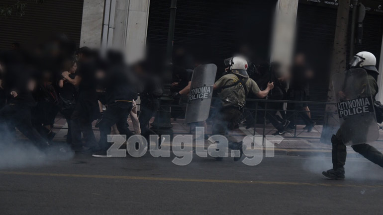 Ένταση και χημικά στο Σύνταγμα στην πορεία για τον Κουφοντίνα