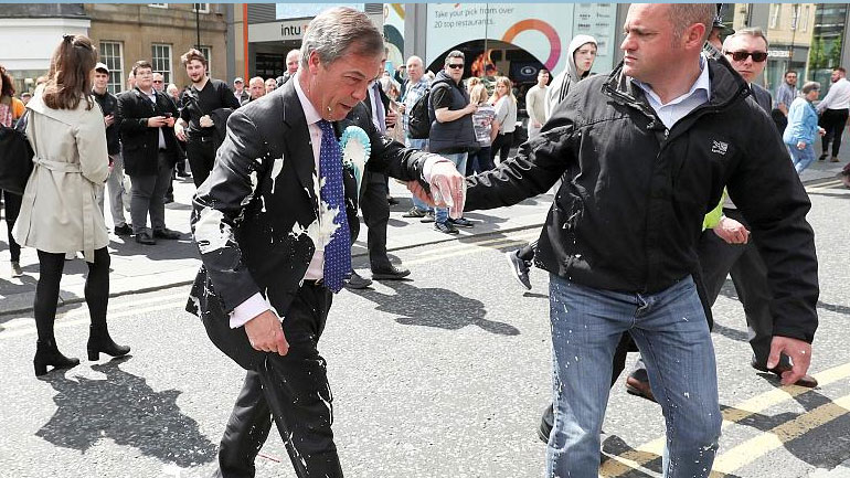 Απαγγέλθηκαν κατηγορίες στον άνδρα που περιέλουσε τον Φάρατζ με μιλκσέικ