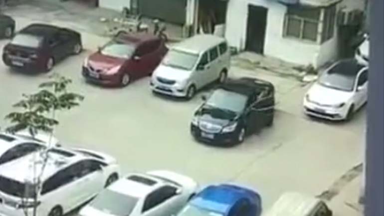 Πήγε να παρκάρει αλλά κατέστρεψε το σπίτι!