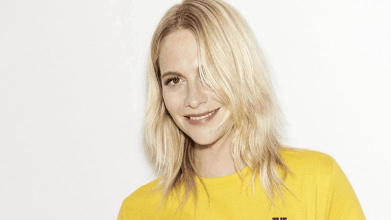 Η Αλέξα Τσανγκ σχεδίασε T-shirts για να στηρίξει την καμπάνια «Σταματήστε τον πόλεμο στα παιδιά»