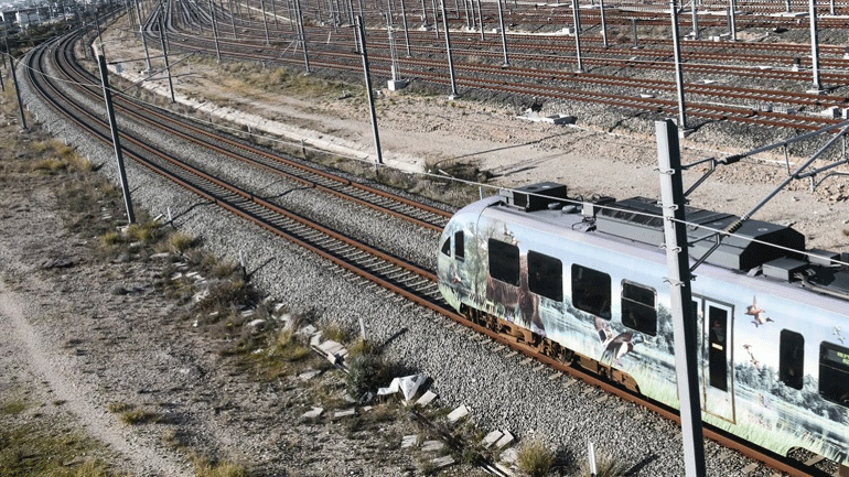 Άγνωστοι πέταξαν πέτρες σε συρμό του προαστιακού – Μία τραυματίας