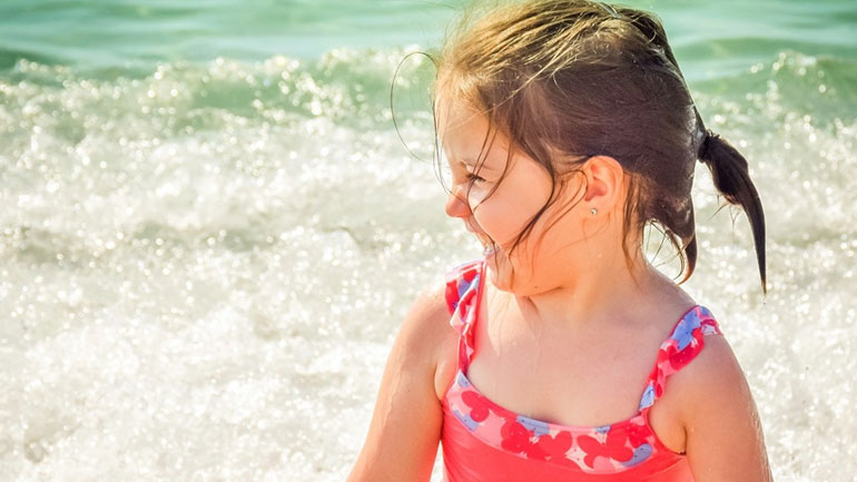 Aντηλιακή προστασία: Πώς θα προστατέψετε το παιδί σας από τον ήλιο;