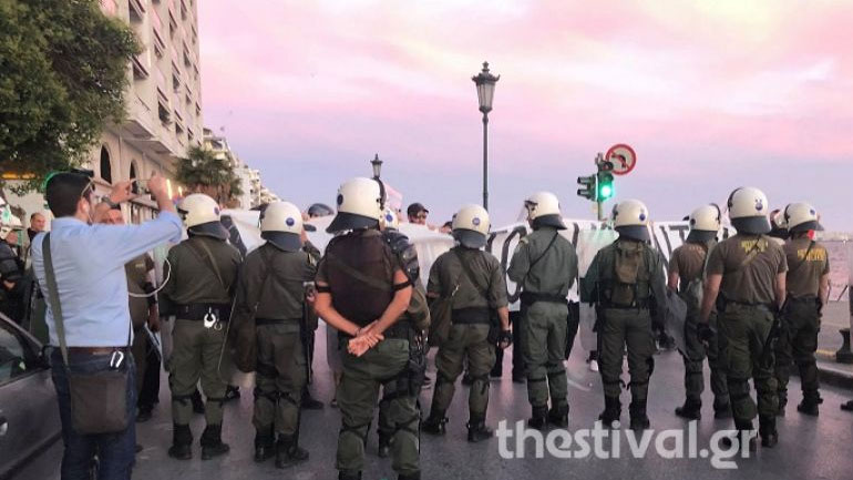 Θεσσαλονίκη: Διαμαρτυρία για τον Κουφοντίνα έξω από την ομιλία Τσίπρα – Ένταση με τα ΜΑΤ