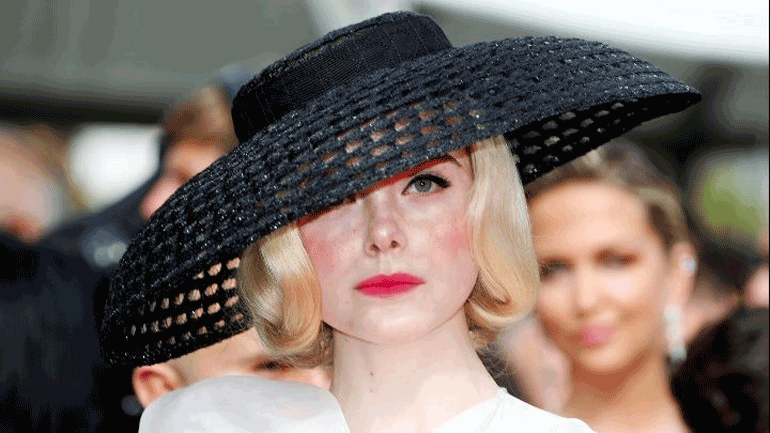 Η Ελ Φάνινγκ λιποθύμησε επειδή το φόρεμά της ήταν πολύ στενό