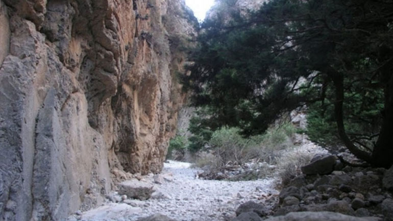 Κρήτη: Συναγερμός έπειτα από πτώση τουρίστα σε φαράγγι