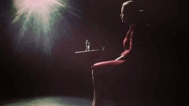 «Ο ουρανός κατακόκκινος» της Λούλας Αναγνωστάκη  στο Θέατρο Θησείον