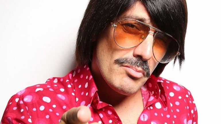 Τόνι Σφήνος: Σπάνια δημόσια εμφάνιση χωρίς την μεταμφίεσή του!