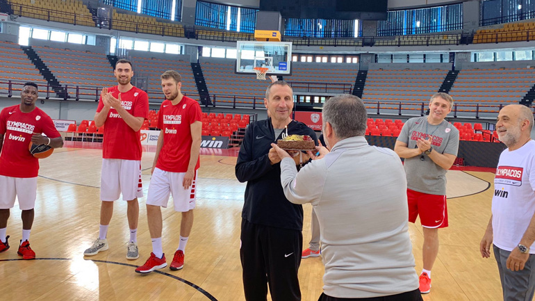 Τούρτα-έκπληξη στην προπόνηση του Ολυμπιακού για τα γενέθλια του Μπλατ