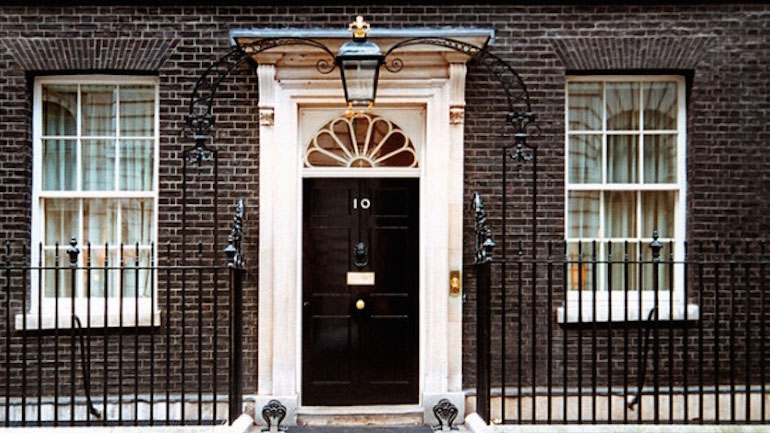 Έκλεισαν οι δρόμοι πέριξ της Ντάουνινγκ Στριτ λόγω ύποπτου αντικειμένου Έκλεισαν οι δρόμοι πέριξ της Ντάουνινγκ Στριτ λόγω ύποπτου αντικειμένου