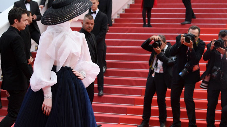 Χρειάστηκαν περισσότερες από 400 ώρες για να κατασκευαστεί το ’50s look της Elle Fanning στις Κάννες!