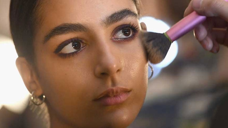 Baby Powder: Γιατί να εντάξετε αυτήν τη μαγική πούδρα για μωρά στην beauty ρουτίνα σας