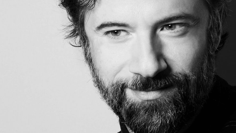 Ο Κωστής Μαραβέγιας στο Θέατρο Γης Ο Κωστής Μαραβέγιας στο Θέατρο Γης