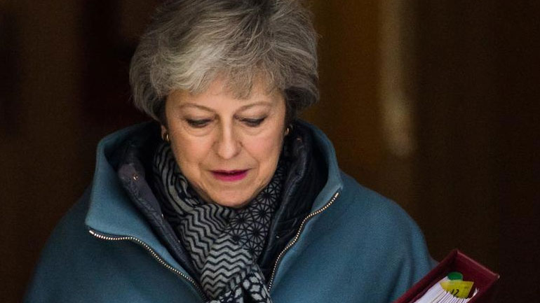 Εντείνονται οι πιέσεις στη Μέι