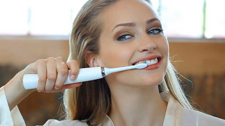 Περιοδοντίτιδα: Ποιο είδος οδοντόβουρτσας βοηθάει τα δόντια;