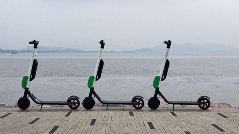 Πέταξαν ακόμη ένα ηλεκτρικό πατίνι στον Θερμαϊκό