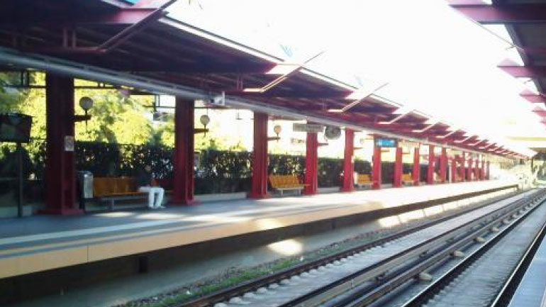 Νεαρή γυναίκα έπεσε στις ράγες του ΗΣΑΠ στο Μοσχάτο