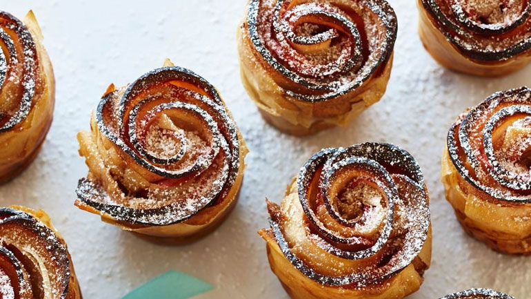 Μηλόπιτα σε σχήμα τριαντάφυλλου για να τους εντυπωσιάσετε όλους!