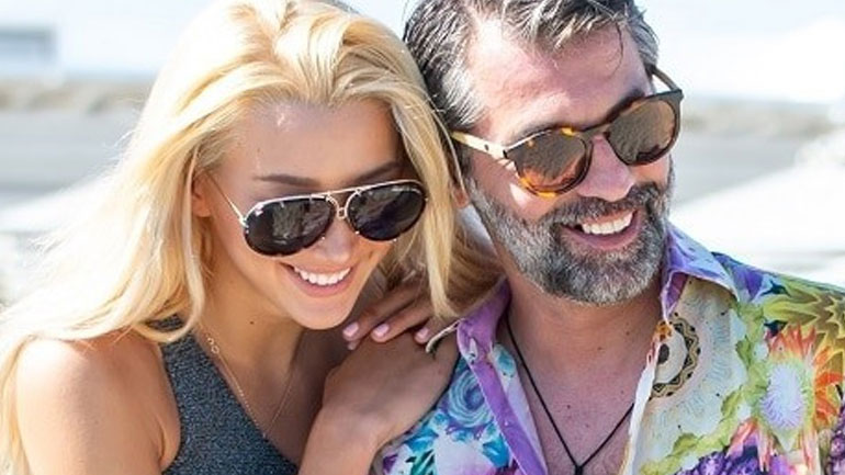 Βουτιές στη Μύκονο για τη φρεσκοχωρισμένη Ντάρια Τουρόβνικ με γοητευτικό άντρα στο πλευρό της!