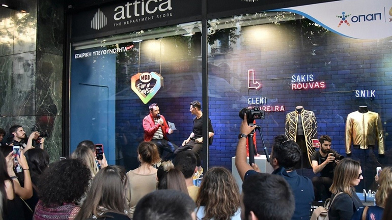 1. Ενεργοποίηση στη βιτρίνα του πολυκαταστήματος attica City Link για τη δράση MAD For A Cause από τον ΟΠΑΠ και το MAD