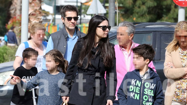 Φοίβος: Σπάνια εμφάνιση με τη σύζυγό του και τα παιδιά του!