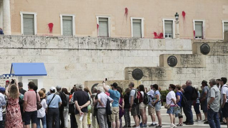 Ελεύθερο με όρους το μέλος του «Ρουβίκωνα» για τις μπογιές στη Βουλή