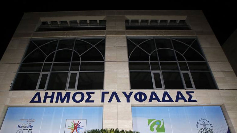 Πόλεμος λάσπης δίχως όρια στη Γλυφάδα Πόλεμος λάσπης δίχως όρια στη Γλυφάδα