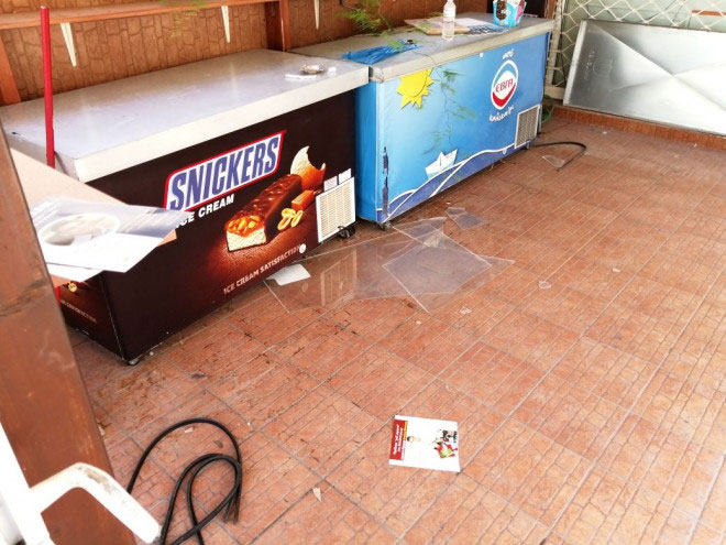 Σπασμένα γυαλιά μετά από τον καβγά του 43χρονου με τον πατριό της 14χρονης