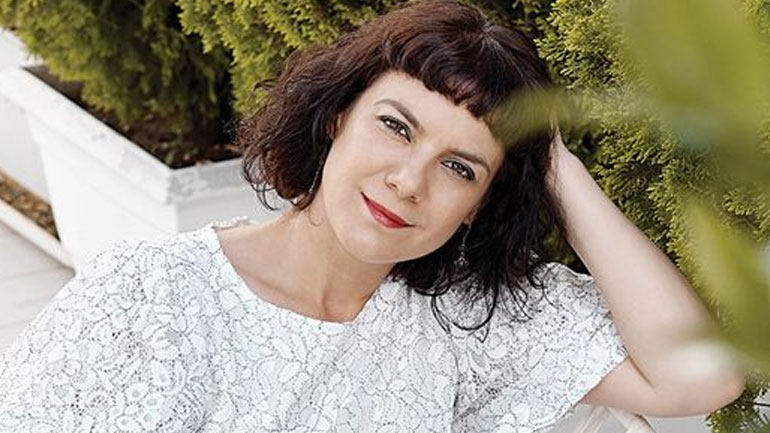 Ανδριάνα Μπάμπαλη: «Με τον σύντροφό μου παντρευόμαστε το καλοκαίρι με πολιτικό γάμο»