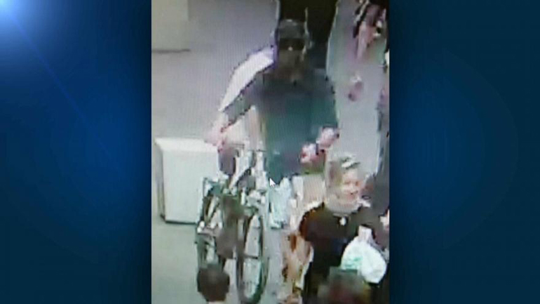 Δυο νέες φωτογραφίες του υπόπτου για την έκρηξη στη Λιόν έδωσαν στη δημοσιότητα οι αρχές