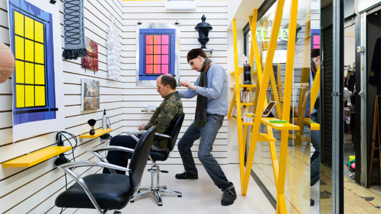 Έργα τέχνης αντί για καθρέφτες σε κομμωτήριο