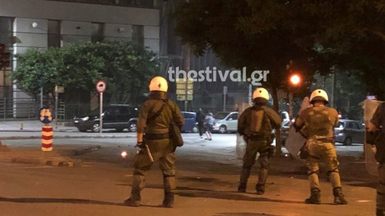 Επίθεση με μολότοφ εναντίον διμοιρίας των ΜΑΤ στη Θεσσαλονίκη