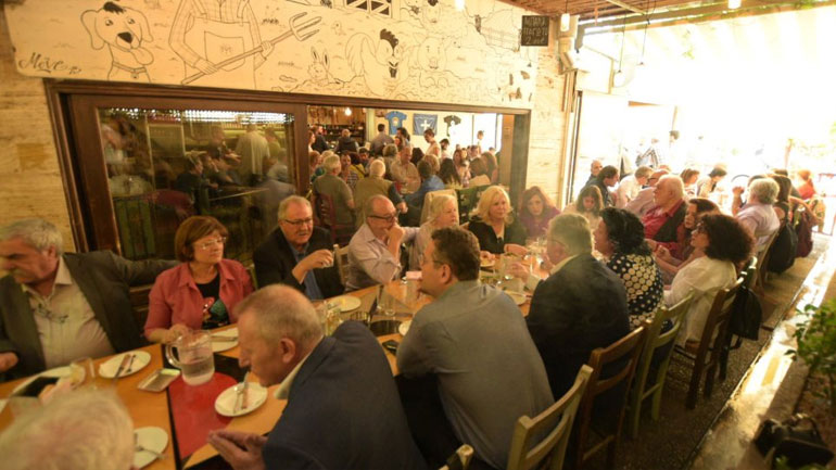 Επίσκεψη Δ. Κουτσούμπα στο εκλογικό περίπτερο του ΚΚΕ στο Περιστέρι