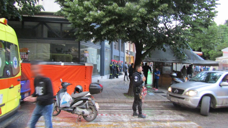 Ιωάννινα: Αίσιο τέλος για τη 48χρονη που απειλούσε να πέσει από τον πέμπτο όροφο πολυκατοικίας