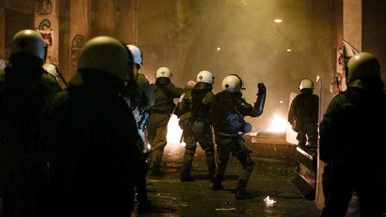 Νύχτα με μολότοφ και επεισόδια σε Αθήνα και Θεσσαλονίκη