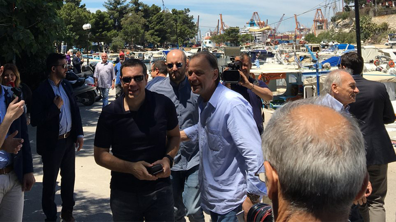 Α. Τσίπρας: Στο Κερατσίνι, με δημοσιογράφους του κυβερνητικού ρεπορτάζ