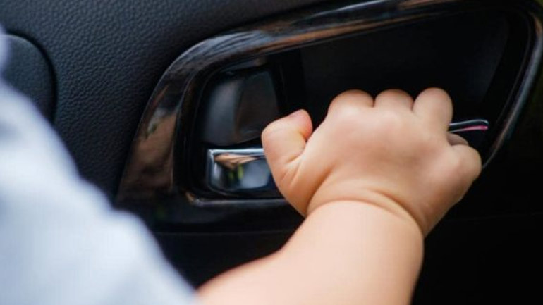 Ηράκλειο: Βρέφος κλειδώθηκε στο αυτοκίνητο – Ώρες αγωνίας για τη μητέρα