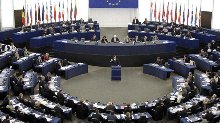 Ευρωεκλογές: Μείωση των εδρών τους πρέπει να αναμένουν το ΕΛΚ και το ΕΣΚ