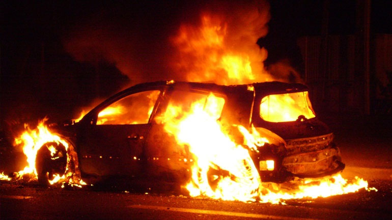 Εμπρησμοί τεσσάρων αυτοκινήτων και μιας μoτοσυκλέτας τα ξημερώματα