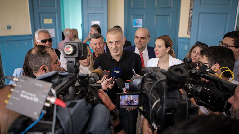 Στο 10ο Γυμνάσιο Πειραιά ψήφισε ο υποψήφιος δήμαρχος Πειραιά Γιάννης Μώραλης