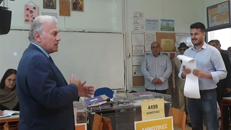 Ψήφισε ο Π. Ψωμιάδης – Έφτασε στο εκλογικό κέντρο συνοδευόμενος από τον Φλωρινιώτη
