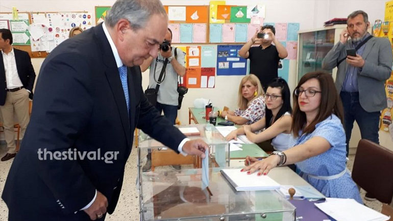 Ψήφισε χωρίς να κάνει δηλώσεις ο Κώστας Καραμανλής