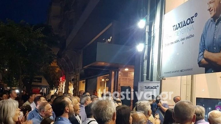 Θεσσαλονίκη: Πανηγύρια και συνθήματα στο εκλογικό κέντρο του Νίκου Ταχιάου