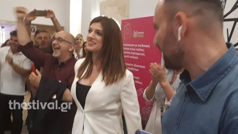 Θεσσαλονίκη: Πανηγυρισμοί στο εκλογικό κέντρο της Κ. Νοτοπούλου μετά τα πρώτα αποτελέσματα