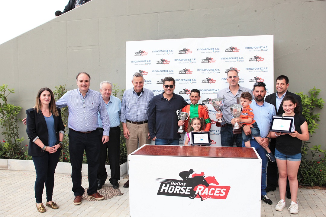 Απονομή Κυπέλου Ταχύτητος. (Από αριστερά προς τα δεξιά) Το αναπληρωματικό μέλος του ΔΣ της ΦΕΕ κα. Κατερίνα Χατζοπούλου, ο διευθυντής οικονομικών υπηρεσιών της ΙΠΠΟΔΡΟΜΙΕΣ ΑΕ κος Γιώργος Σκούρας, ο νομικός εκπρόσωπος της ΙΠΠΟΔΡΟΜΙΕΣ ΑΕ κος Σπύρος Χειμάρας, ο αντιπρόεδρος του ΔΣ της ΦΕΕ κος Γιώργος Παρθένης, ο Β’ Αντιπρόεδρος της ΙΠΠΟΔΡΟΜΙΕΣ ΑΕ κος Οδυσσέας Χριστοφόρου, ο αναβάτης κος Κώστας Μαστοράκης, ο εκπρόσωπος της ιδιοκτησίας κος Μάριος Κουτσομύτης, ο προπονητής κος Χρήστος Σταύρου και το μέλος της Επιτροπής Ιπποδρομιών κος Σέργιος Σπασσώφ.