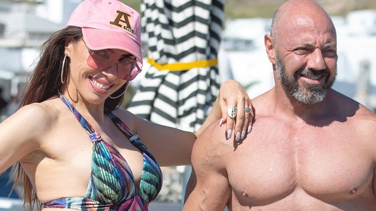 Μάγκυ Χαραλαμπίδου: Σε παραλία της Μυκόνου παρέα με τον σύντροφό της!